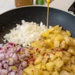 Aardappel en uien omelet op een bord, een smakelijk en voedzaam gerecht.