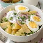 Eenvoudige aardappelsalade met hardgekookte eieren als smaakvolle maaltijd.