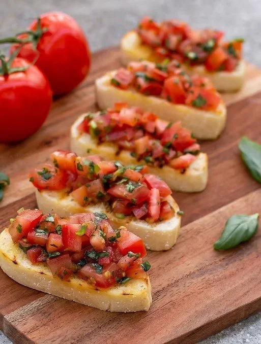 Heerlijke bruschetta met tomaten op een houten snijplank