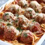 Gehaktballen met tomatensaus in een diep bord