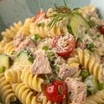 Romige fusilli tonijnsalade met verse ingrediënten voor een smakelijke maaltijd