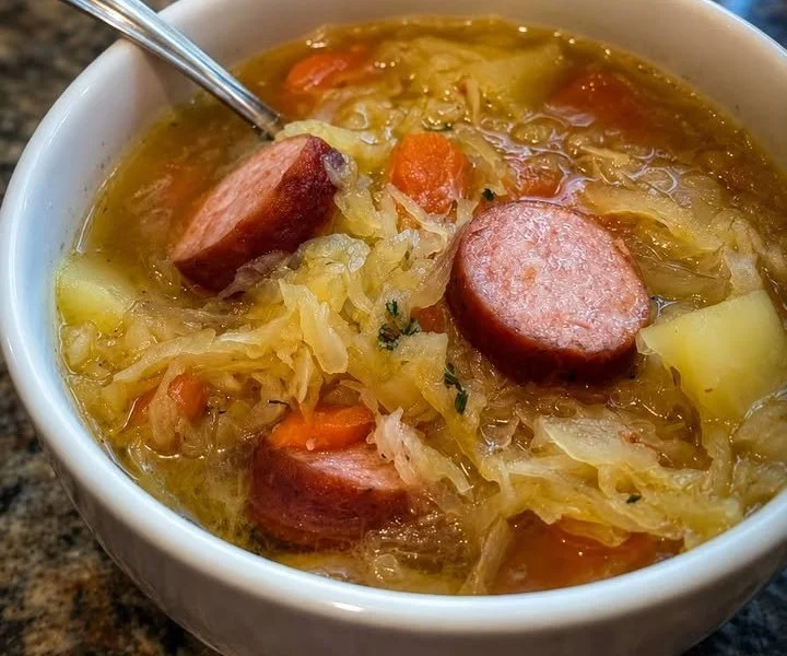 Een kom geurige Sauerkrautsuppe met verse kruiden en groenten