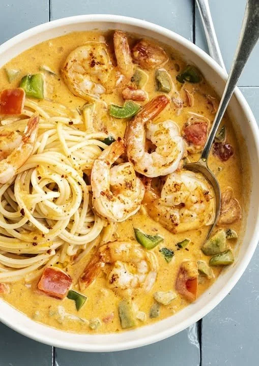 Scampi pasta met paprika en tomaten, een smakelijke en snelle maaltijd.