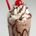 Smeltende chocolade melkshake in een glas met een rietje