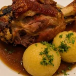Traditionele Duitse varkenshaxe bereid volgens authentiek recept