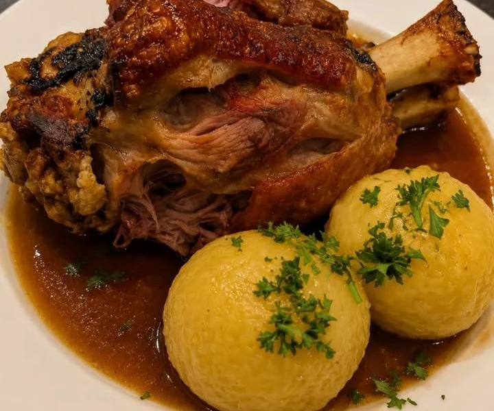 Traditionele Duitse varkenshaxe bereid volgens authentiek recept