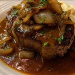 Zwiebelrostbraten met gebakken uien op een bord