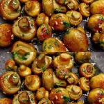 Champignons met knoflook bereid in een pan