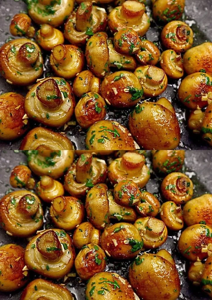 Champignons met knoflook bereid in een pan