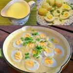 Eieren in mosterdsaus geserveerd in een bord, klassiek recept