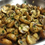 Heerlijke knoflookboterchampignons klaar in een pan