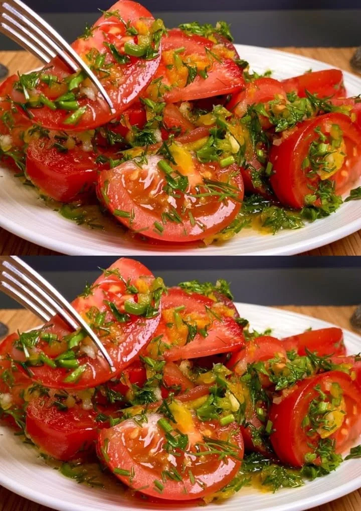 Een kleurrijke magische salade met verse groenten en kruiden.