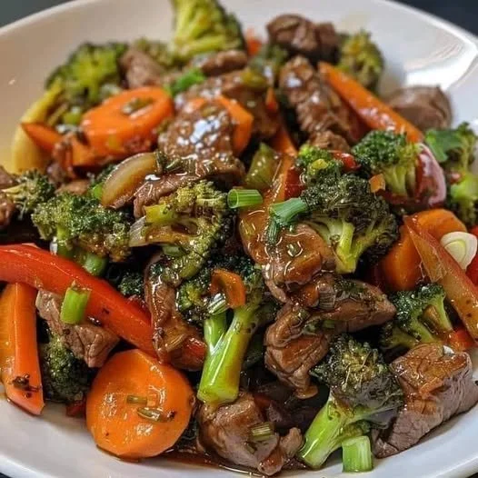 Rundvlees en broccoli roerbak gerecht op een bord