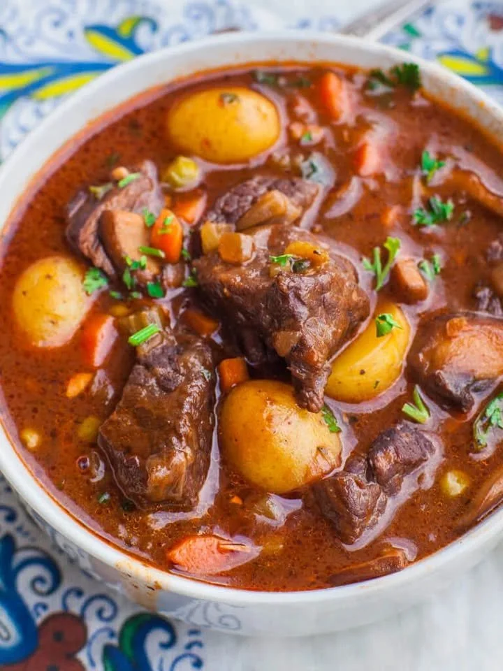 Heerlijke rundvleesstoofpot met volle smaken geserveerd in een kom