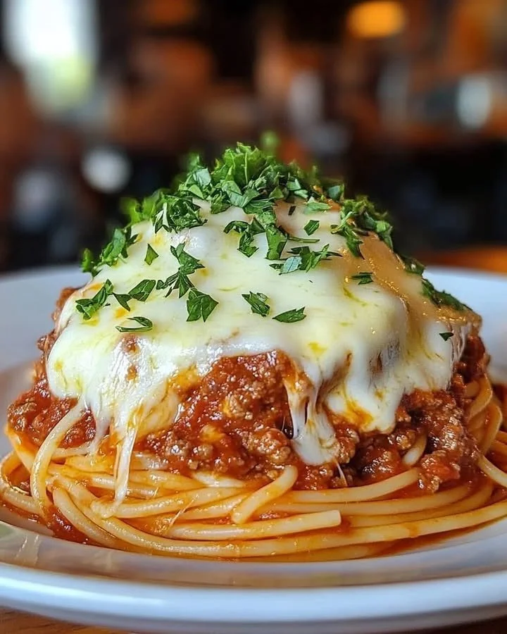 Bolognese met romige knoflookspaghetti op een bord