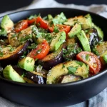 Gerookte aubergine- en avocadosalade in een kom, vers bereid en smakelijk gepresenteerd.