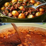 Heerlijke goulash geserveerd met groenten en pasta.