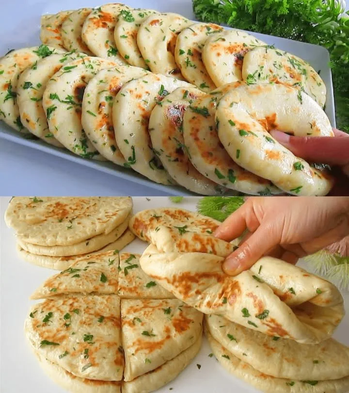 Knapperige knoflook flatbreads op een houten snijplank