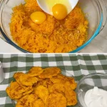 Heerlijke pompoenpannenkoeken op een bord met stroop en slagroom.