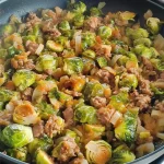 Gezond recept voor spruitjes met gehakt op een bord