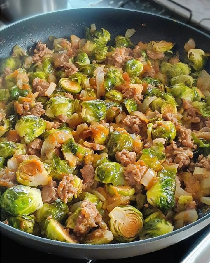 Gezond recept voor spruitjes met gehakt op een bord