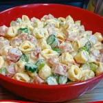 Heerlijke tortellini pastasalade met verse groenten, perfect voor een gezonde maaltijd.