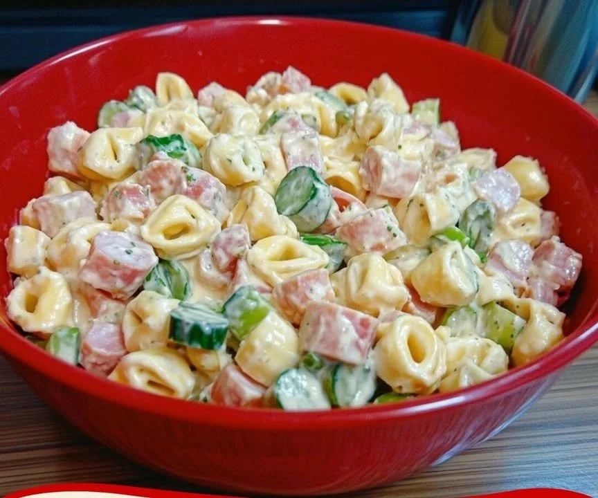 Heerlijke tortellini pastasalade met verse groenten, perfect voor een gezonde maaltijd.